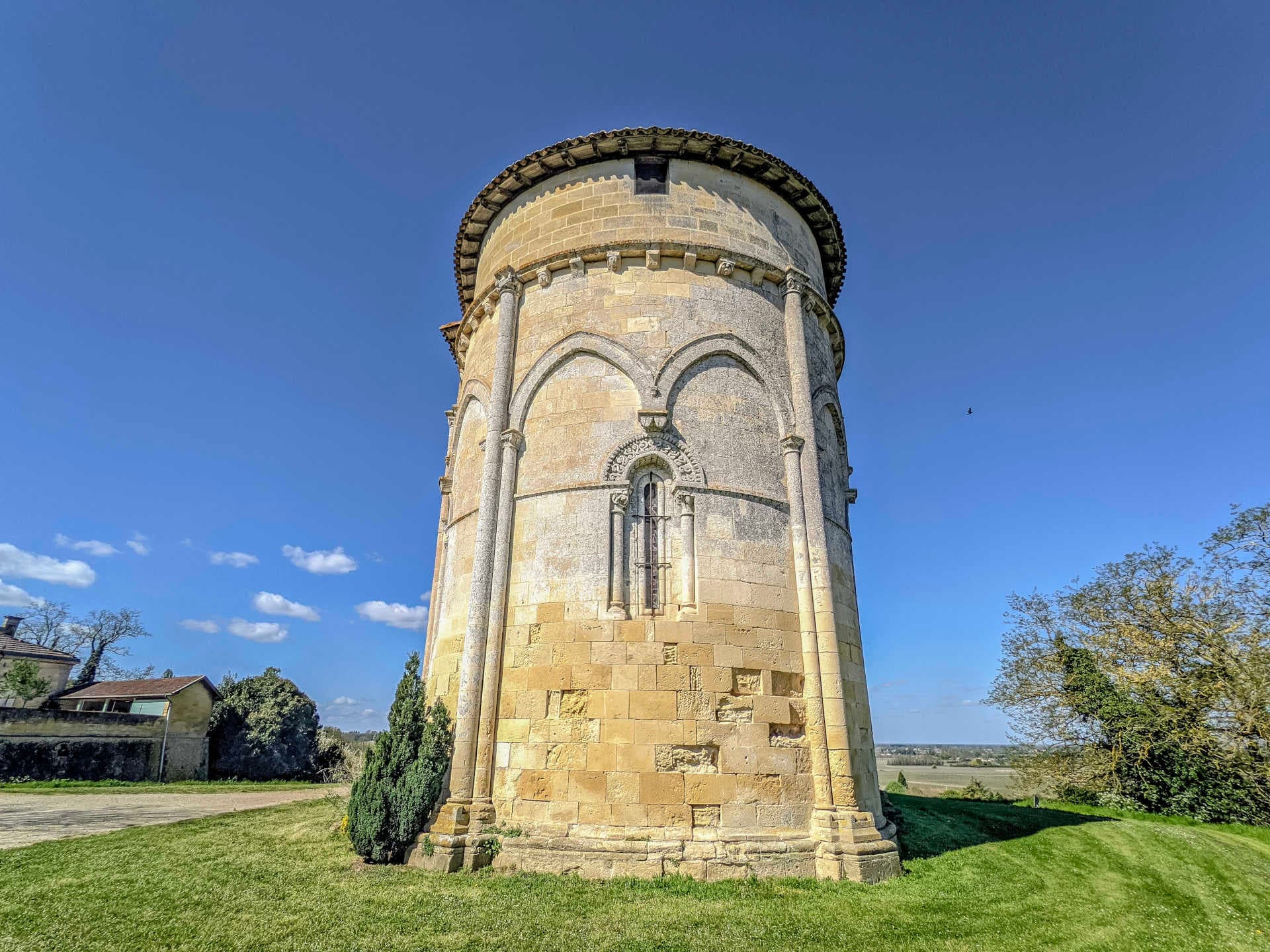 Vue du chevet de l'église Saint-Pierre - Pujols