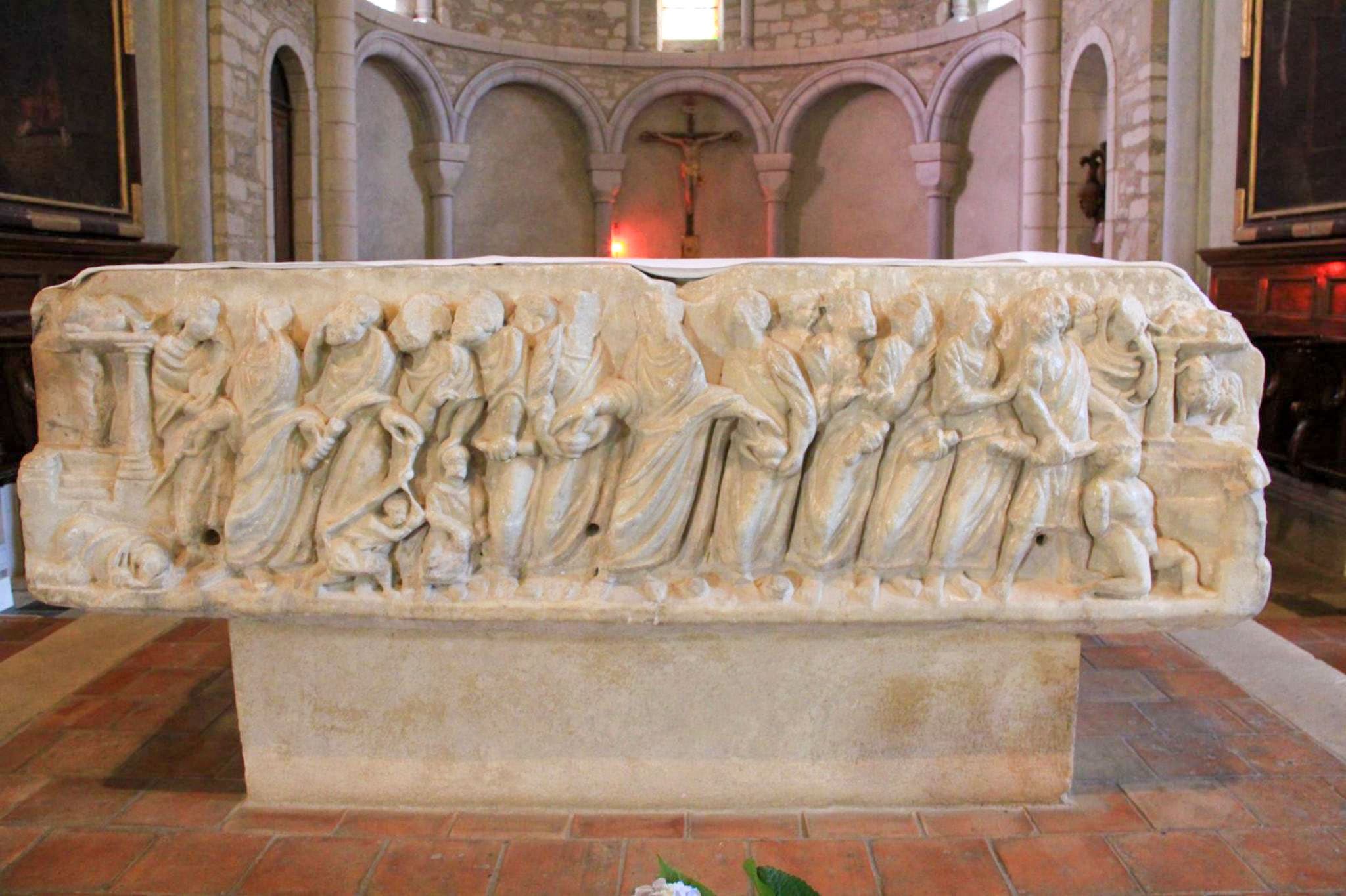 Eglise-st-vinvent-lucq-de-bearn-sarcophage
