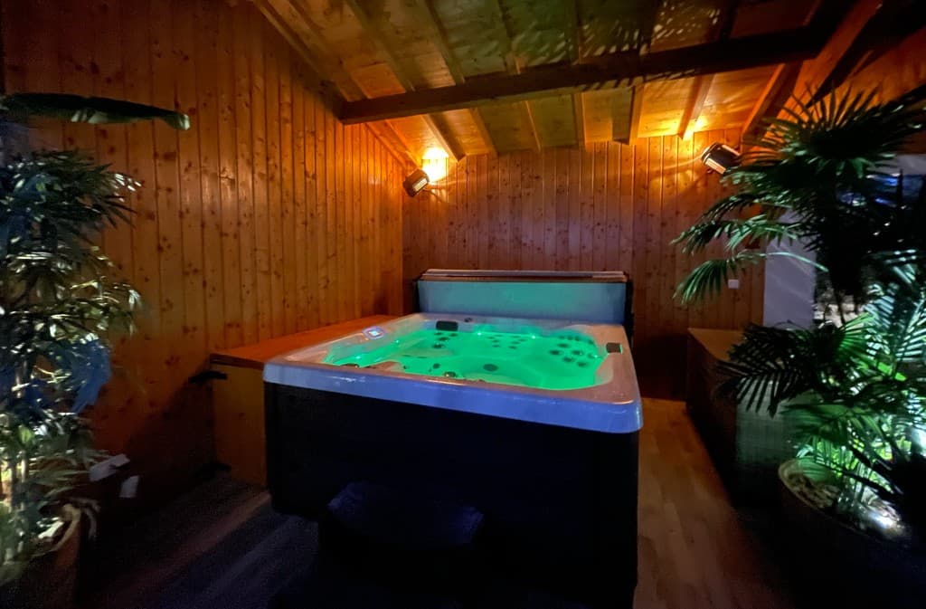 Escapadesenperigord_lerefugedesepicuriens_jacuzzibynight