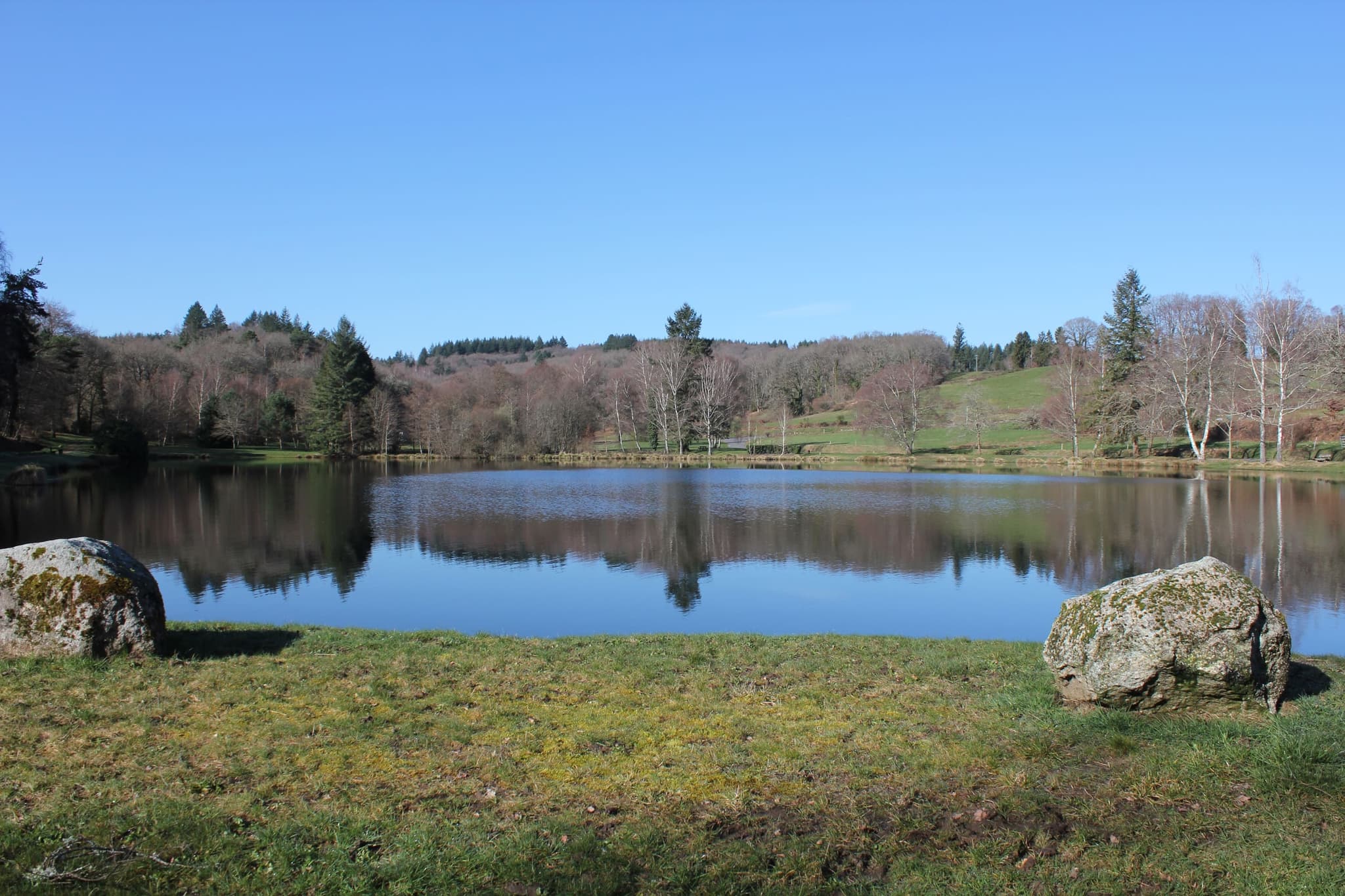Etang de la planche à Sauviat sur Vige pêche au brochet carpe gardon et truite arc en ciel en Limousin