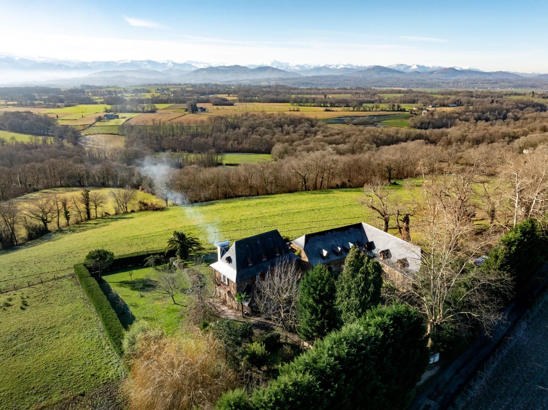 Ext vue aerienne maison et pyrénée