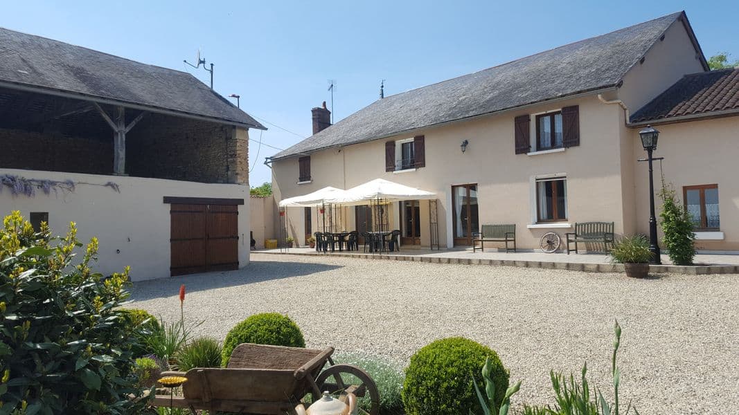Meuble grande maison tournesols Hilton St Jouin Marnes plaine vallees Thouarsais