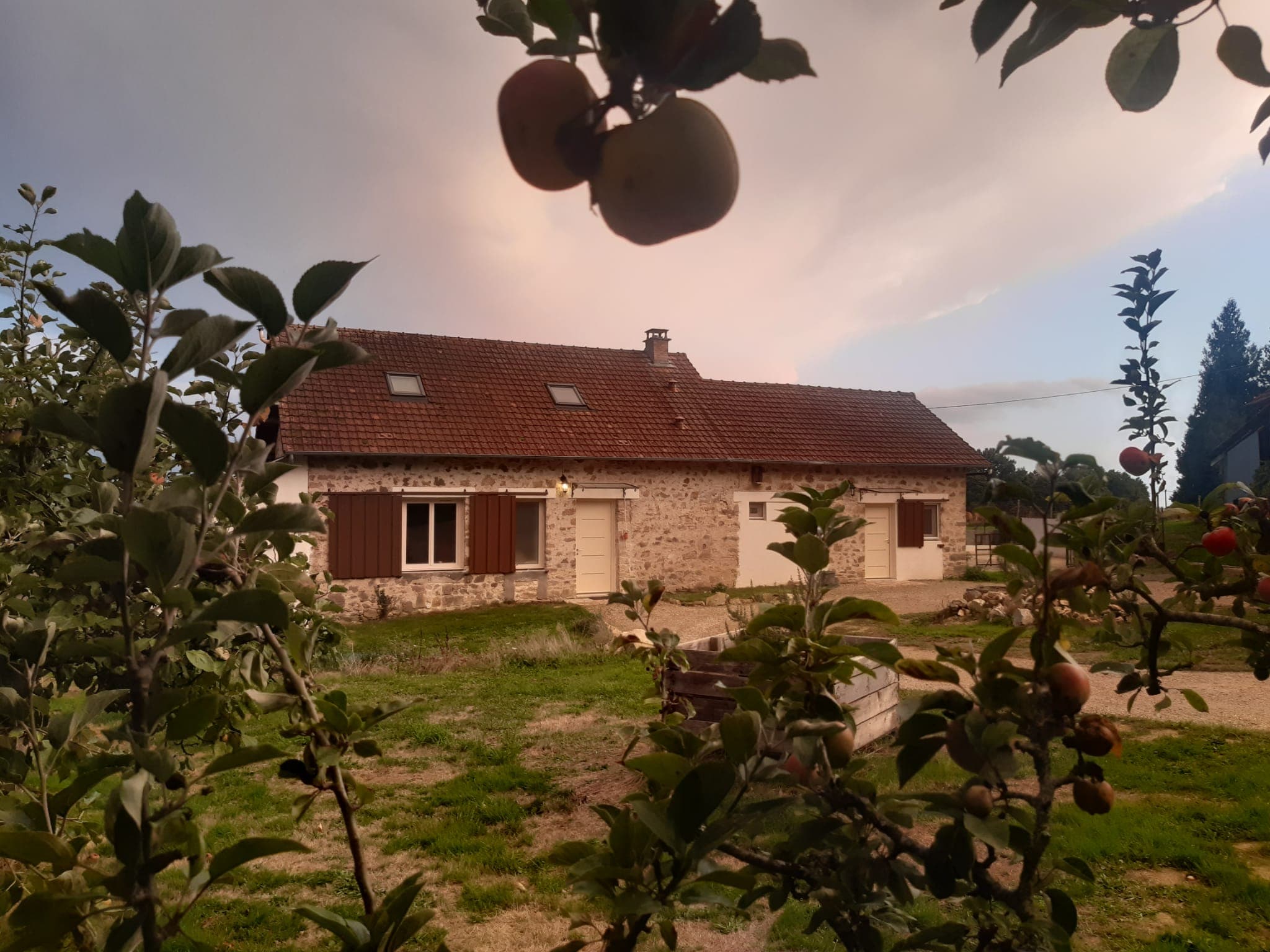 Facade entrées gîte La Suite