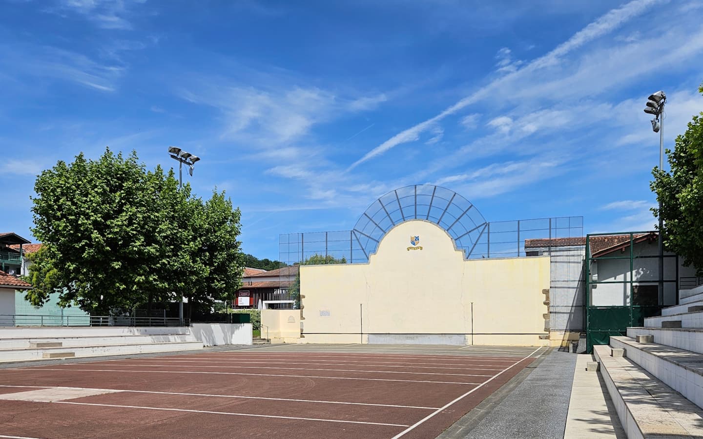 Fronton bourg