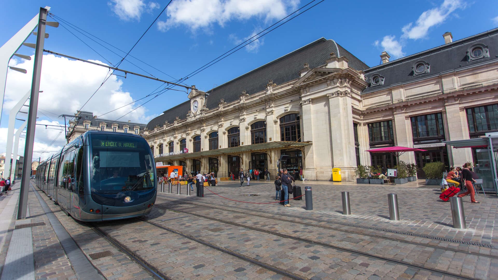 Gare-Saint-Jean, cour arrivée