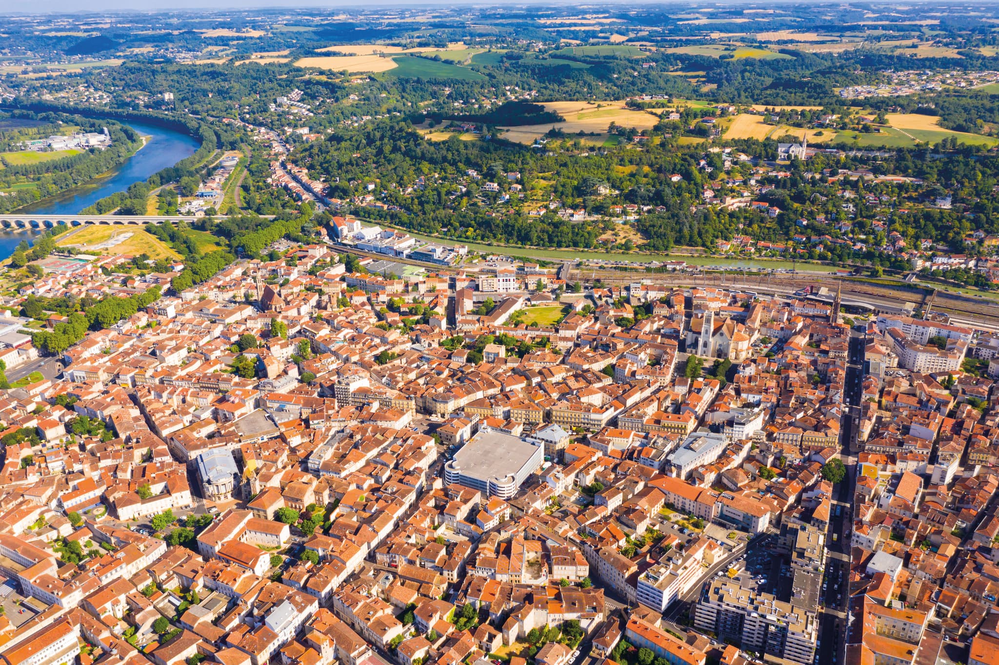 vue aérienne générale de la ville d'Agen