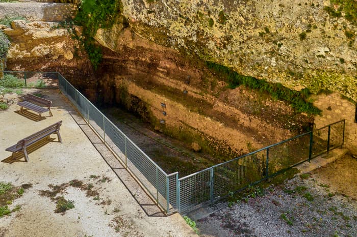 Gisement de Laugerie-Haute, vue aérienne de la stratigraphie, Damien Lachas DLW25-0129
