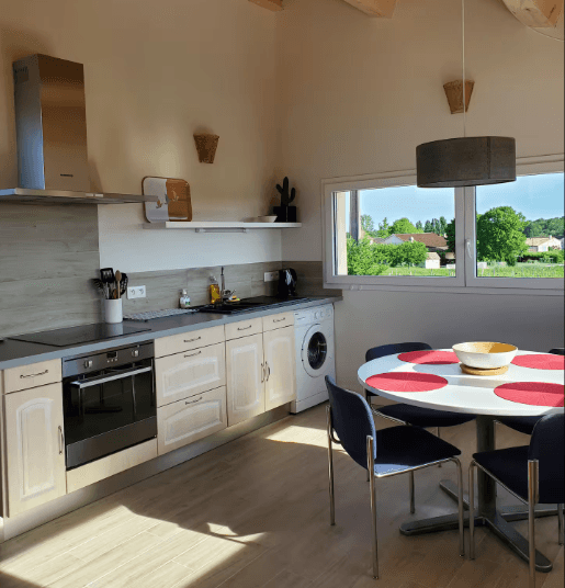 Gîte Bellevue sur les vignes St Sernin Roellinger cuisine salle à manger