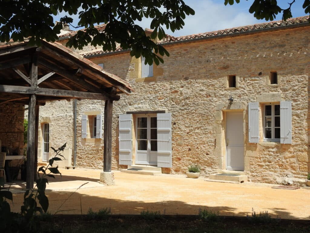 HLOAQU047V50GNL9_Blanquefort_Chambre en pierre_Gîte Villeréal_extérieur