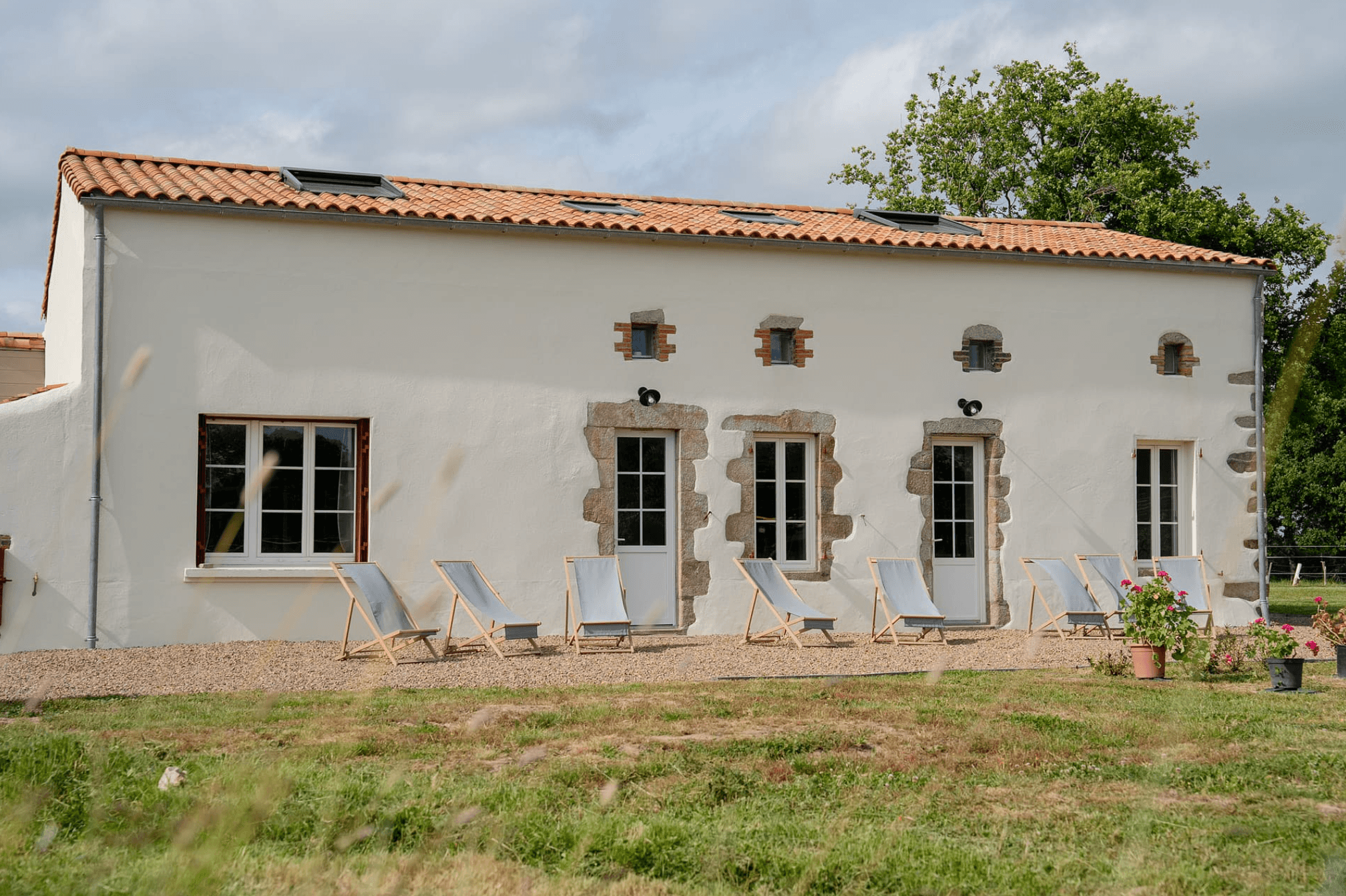 Gite des Buardieres - facade mare transats