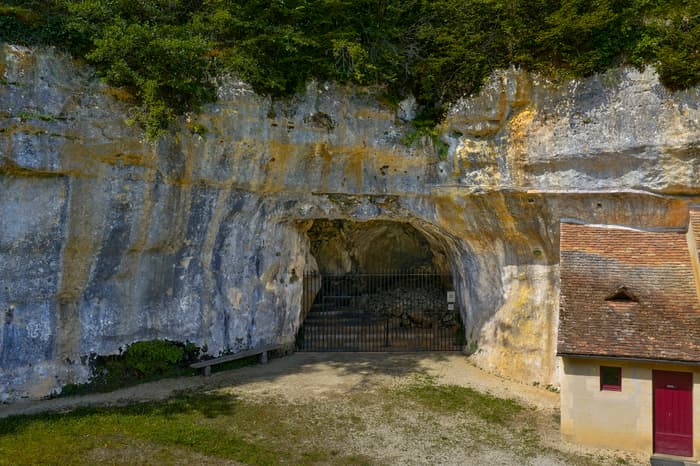Grotte des Combarelles, vue aérienne de l'entrée de la Grotte des Combarelles, Damien Lachas DLW25-0198
