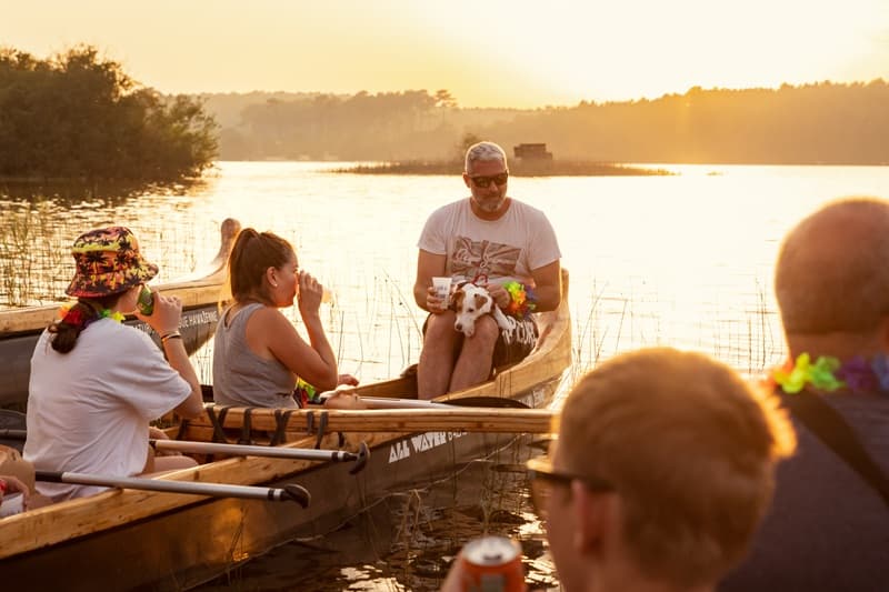 Apéritif sur l'eau au coucher du soleil