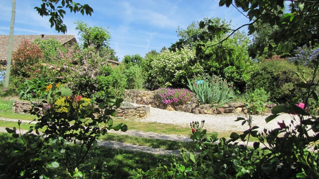 HLOAQU047FS002GP-jardin-cote-entree
