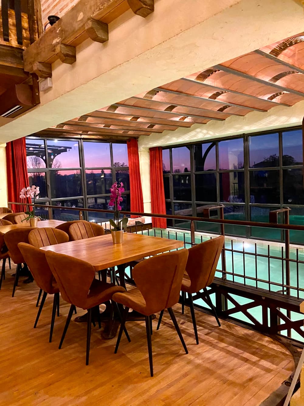 HLOAQU047V50J3KT_restaurant vue piscine intérieure
