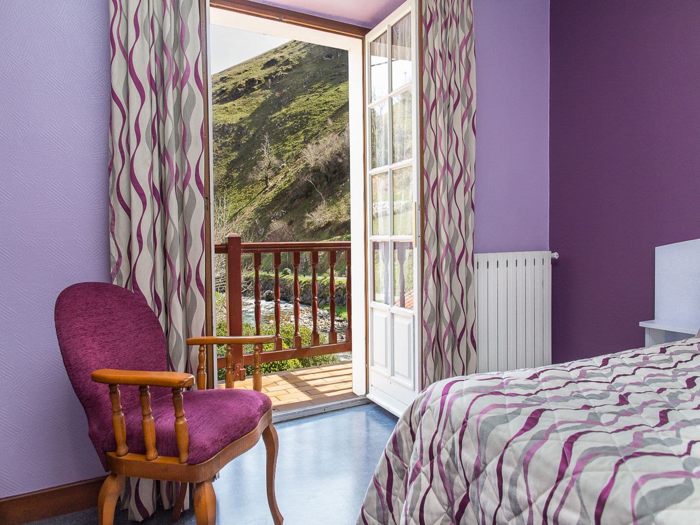 Hôtel Les Sources de la Nive - chambre violine balcon - Estérençuby