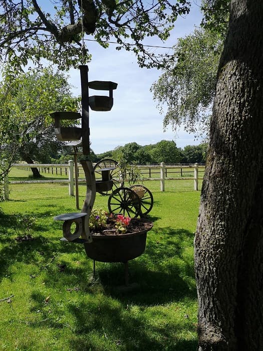 Notre jardin avec les mangeoires made " La cabane aux piafs"