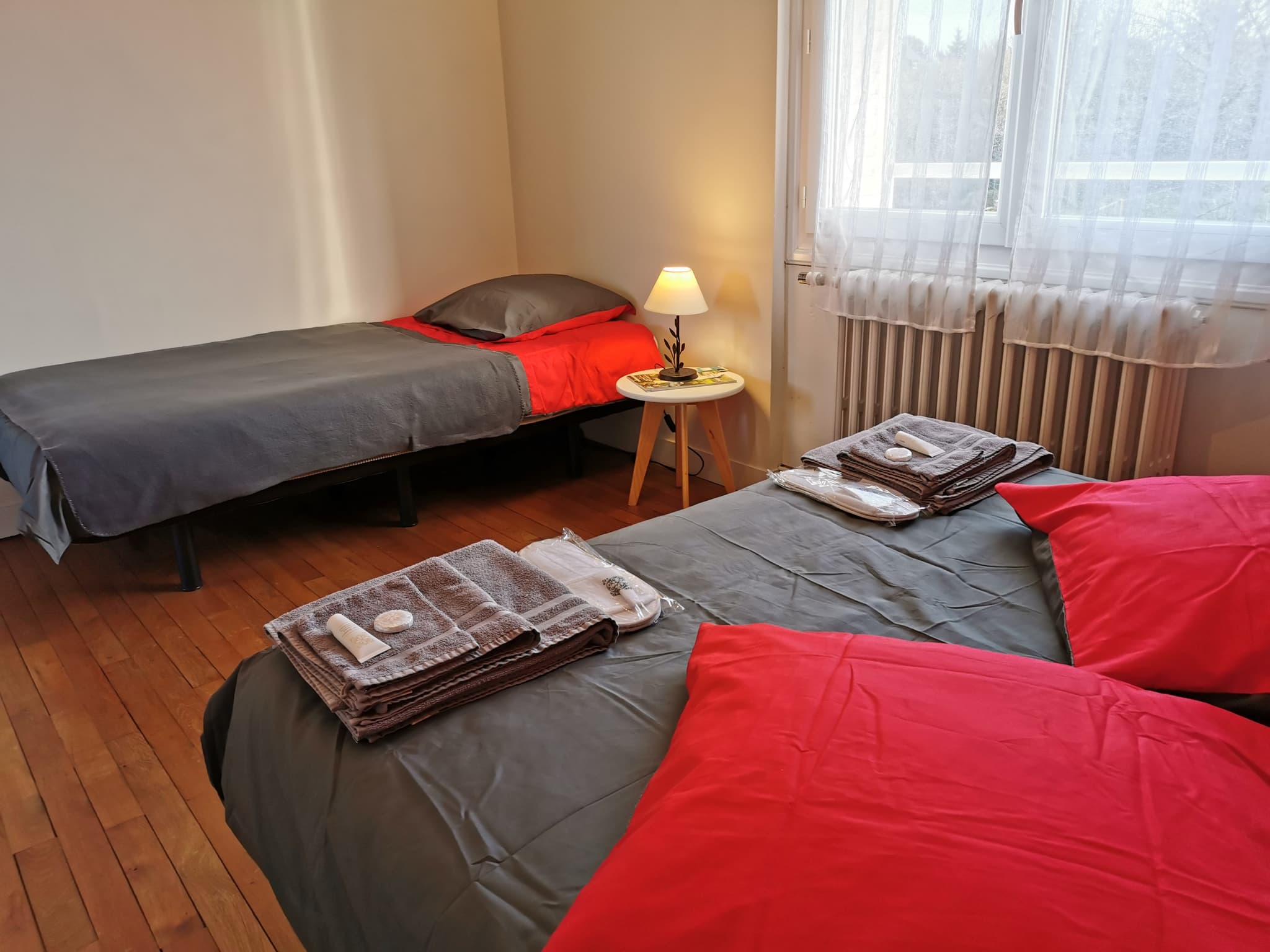 Chambre Coquelicot (1 lit double 140x190 + 1 lit simple 90x190 en appoint)