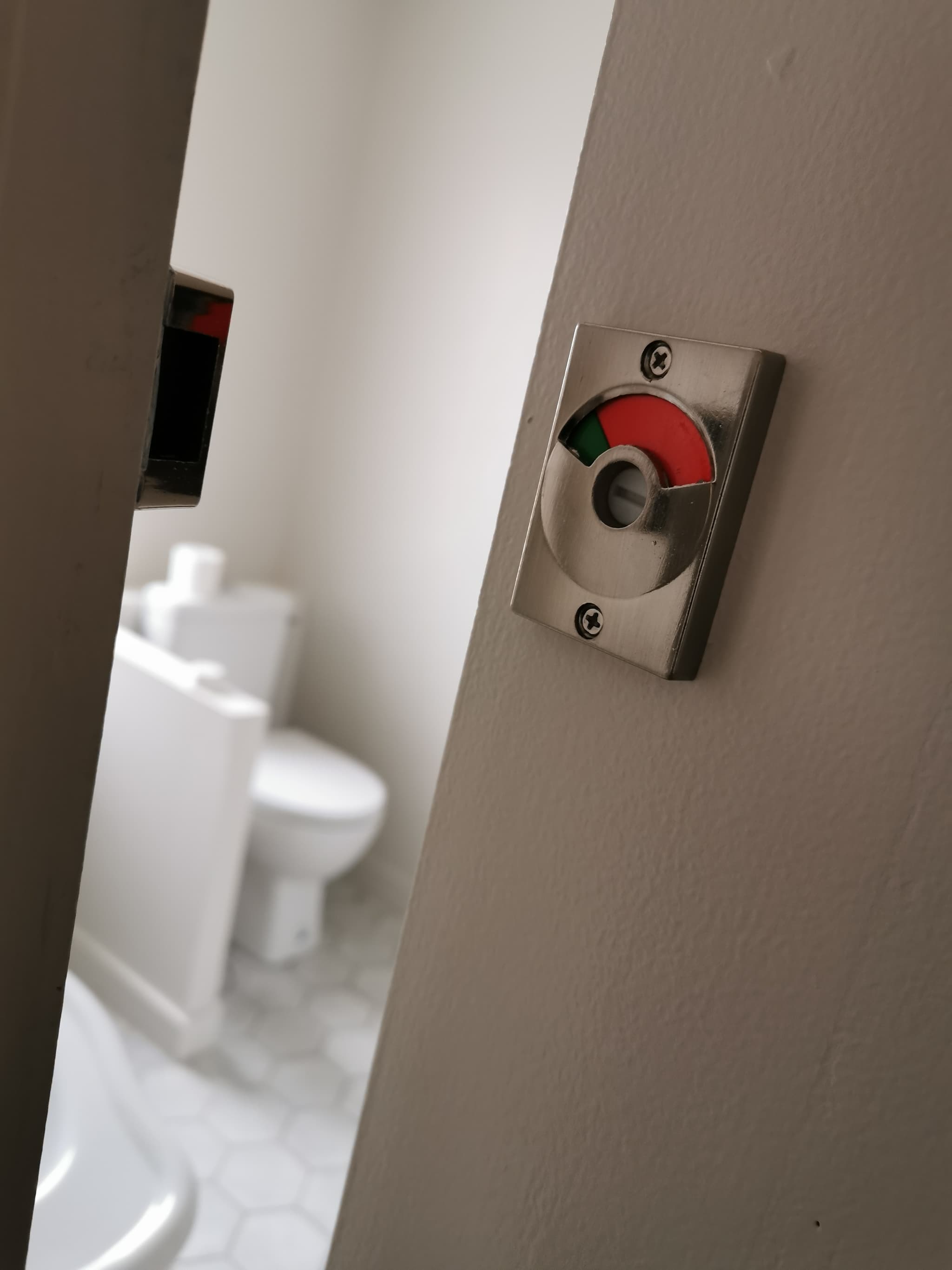 Salle d'eau avec douche, 2 lavabos vintage, WC, carrelages hexagonaux et métro