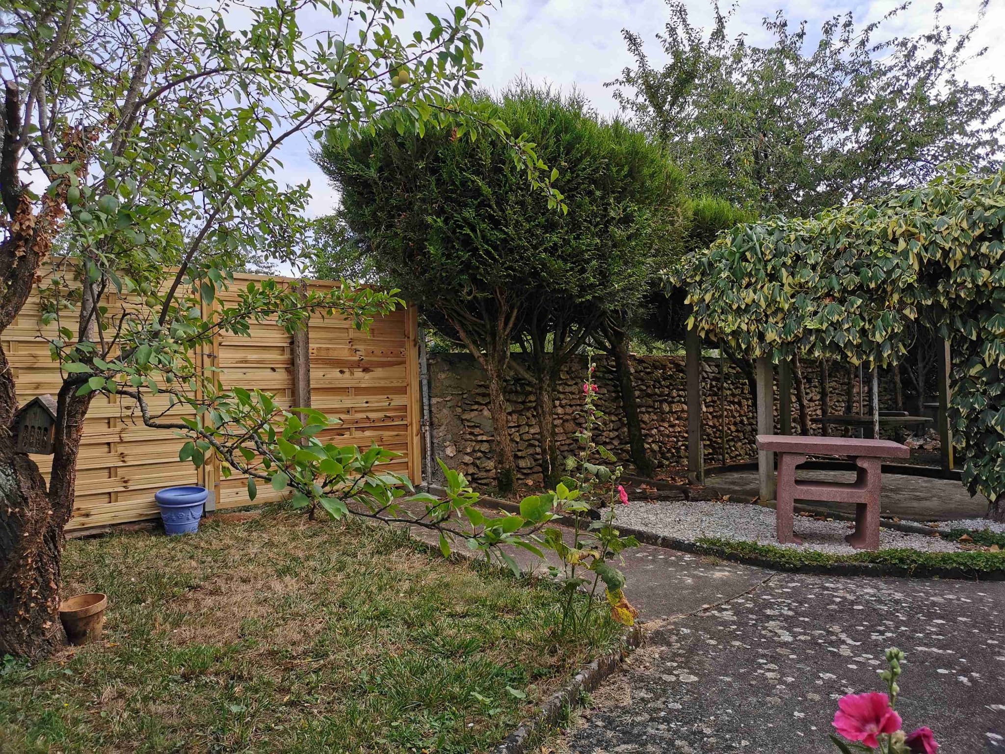 Arrière du Gite avec une tonnelle et un jardin naturel de 250 m2