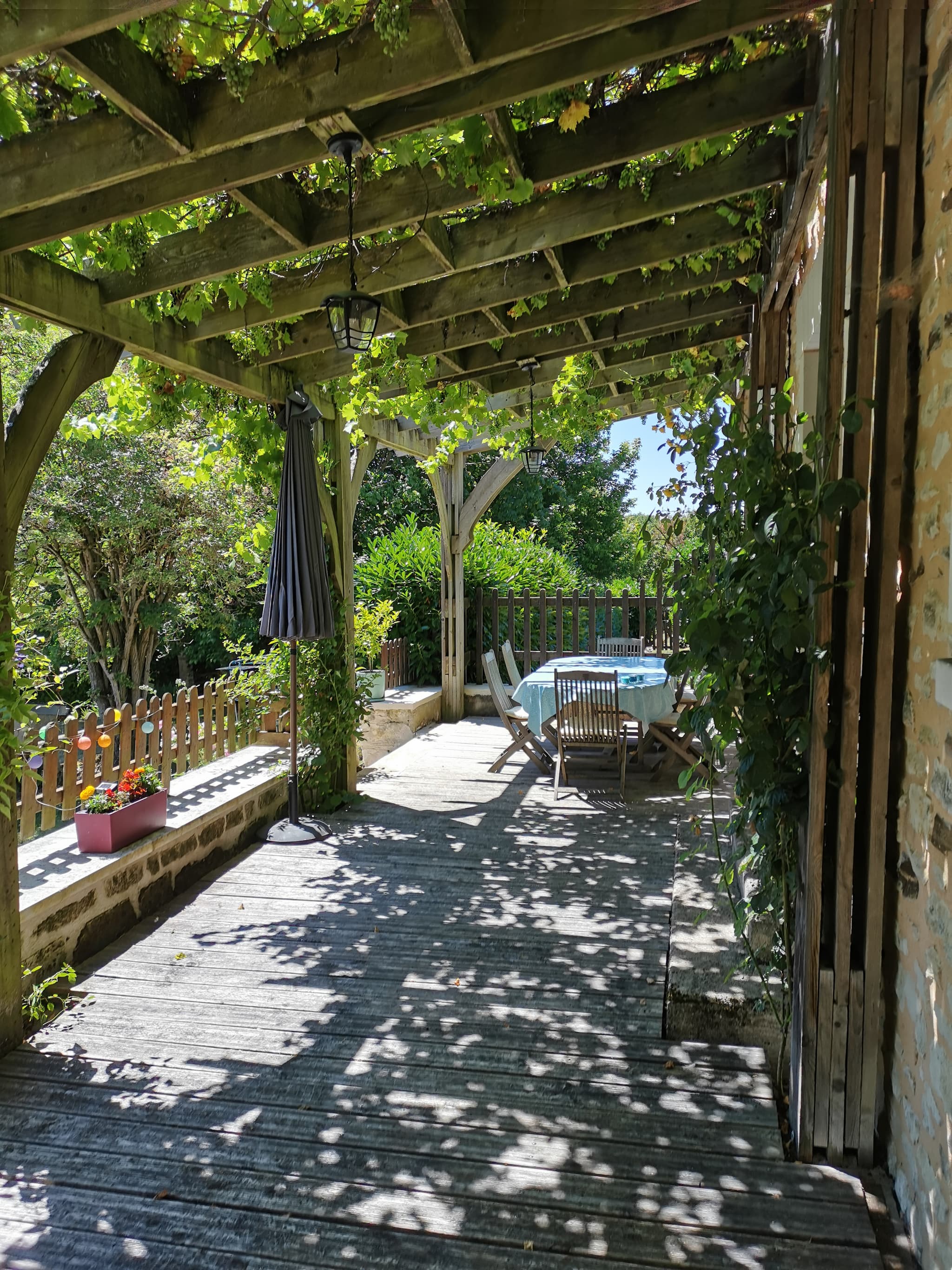 La pergola pour prendre des repas à l'ombre des vignes