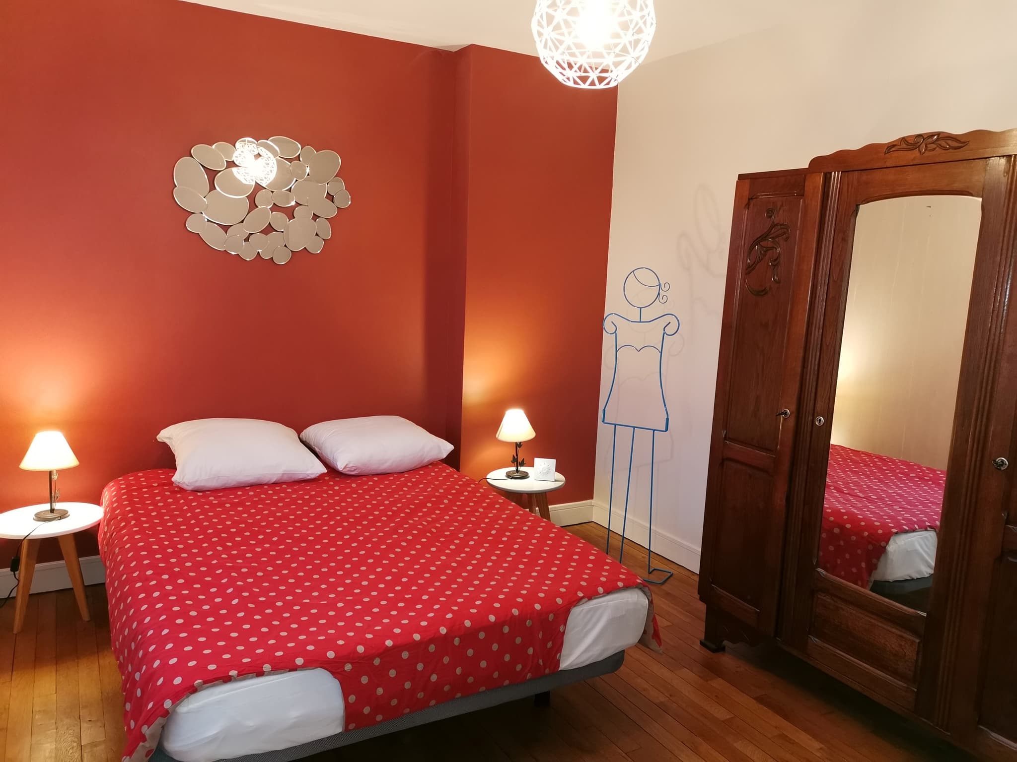 Chambre Coquelicot avec son armoire vintage et sa déco miroirs