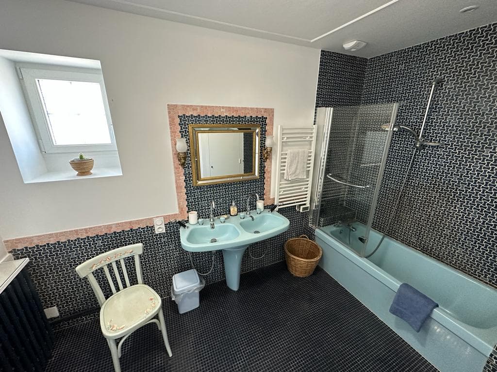 Salle de bain avec baignoire-chouche