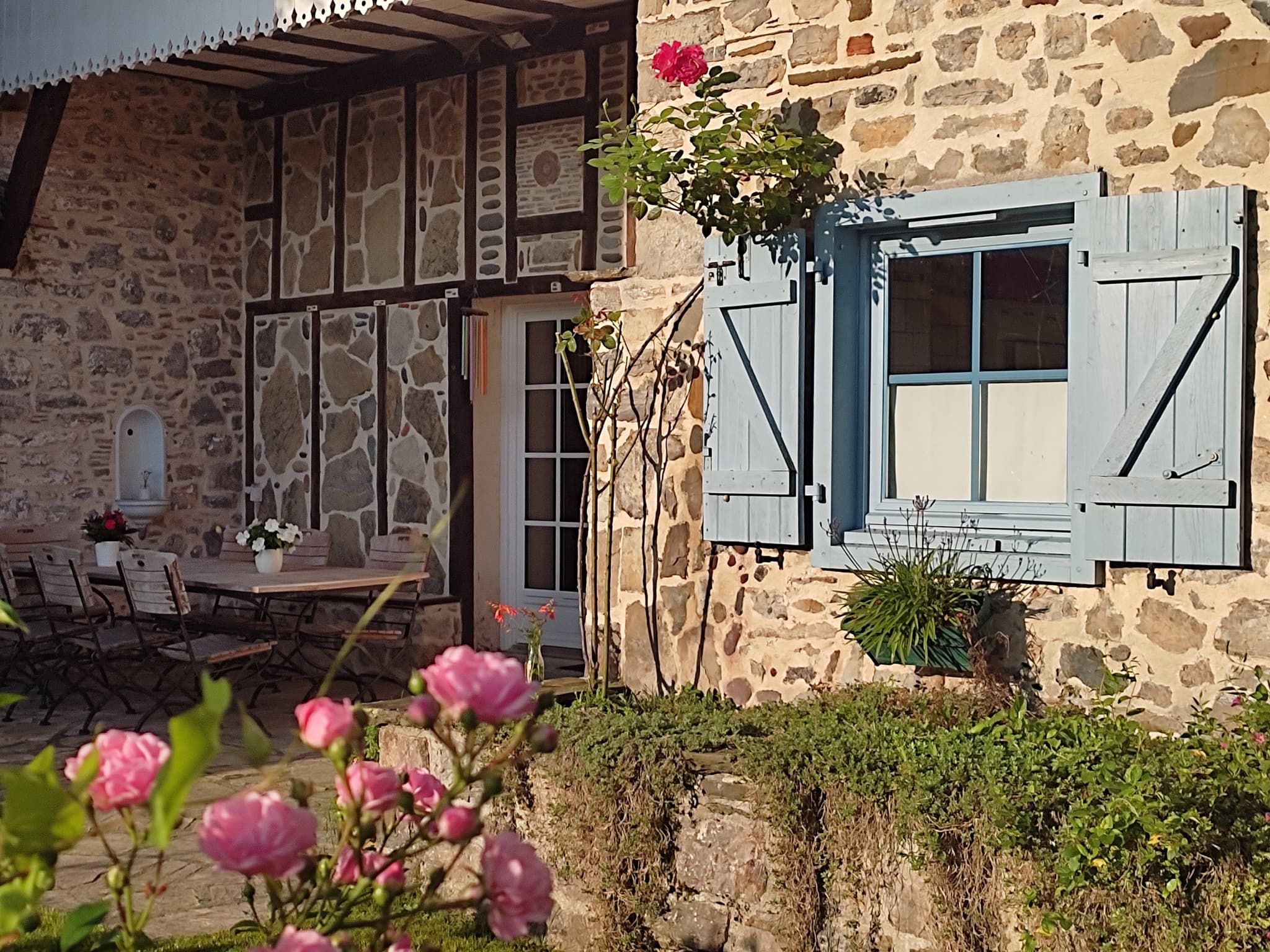 La terrasse à l'arrière de la maison