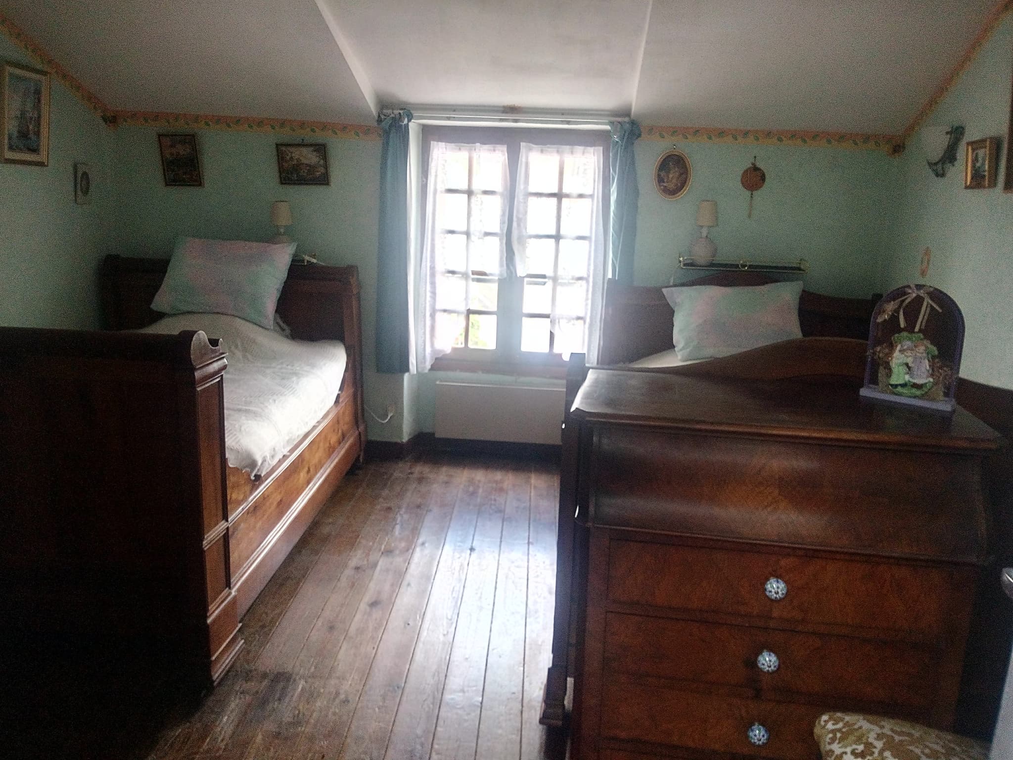 2ème étage : chambre 2 lits individuels de 130 x190 et 115x185