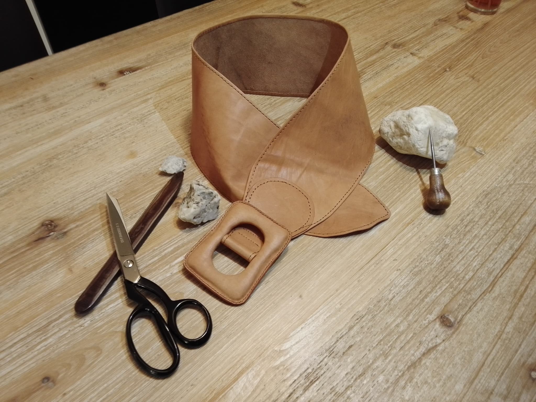 Valorisation de stock de cuir. Création de petite maroquinerie.