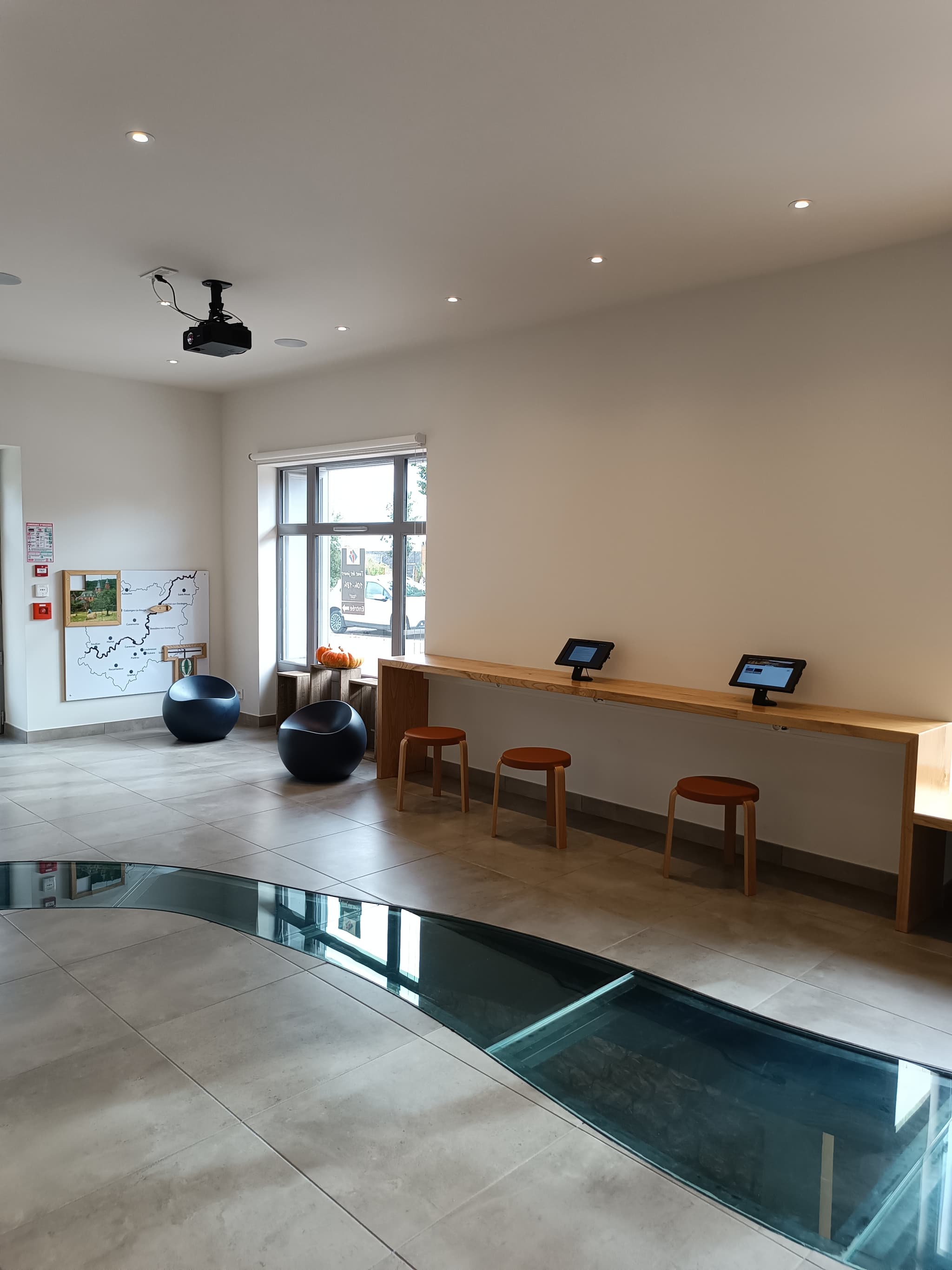 Espace touristes jeux et tablette - BIT Collonges_7