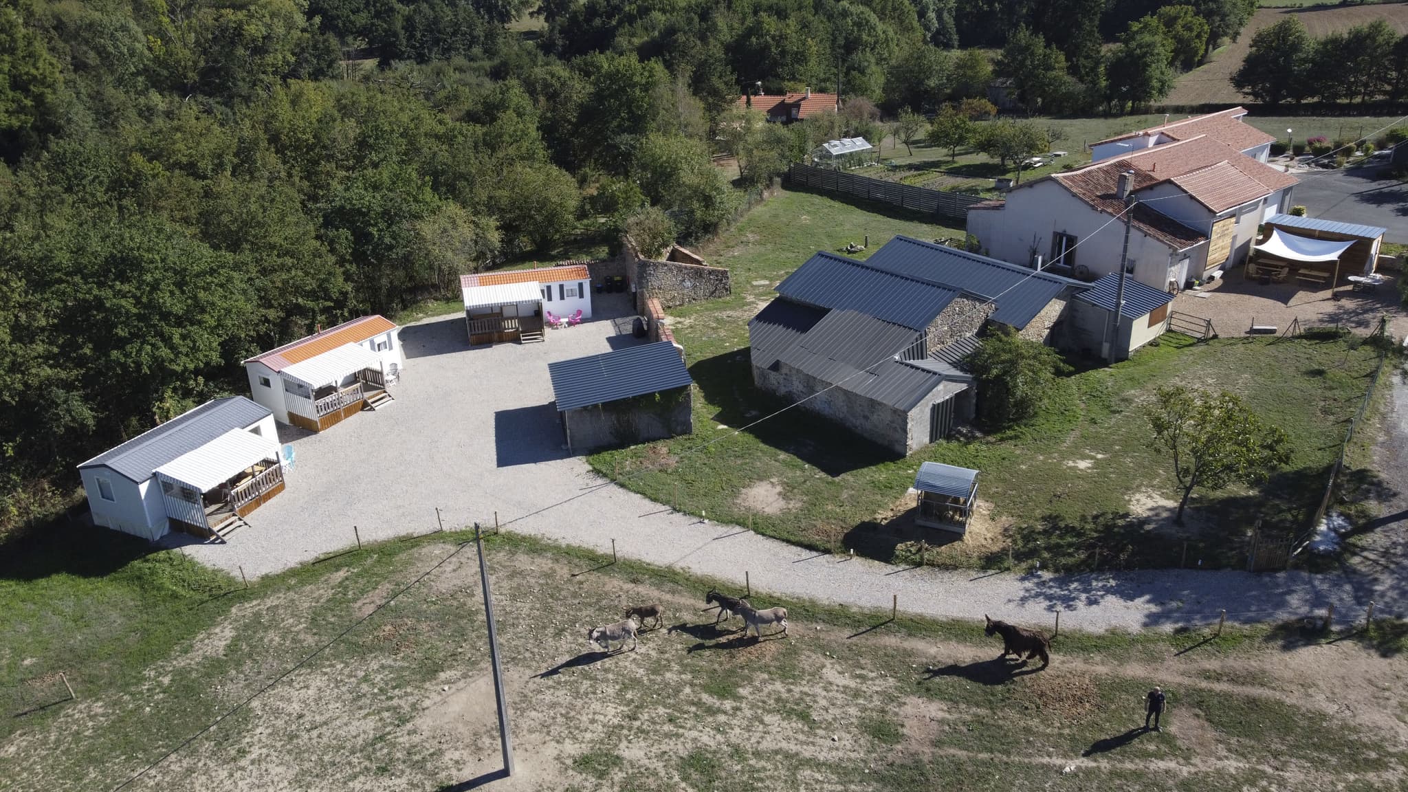terves-camping-la-ferme-aux-anesses-vue-aerienne