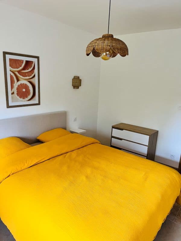 La Chaume 2 Esclottes Pin chambre citron