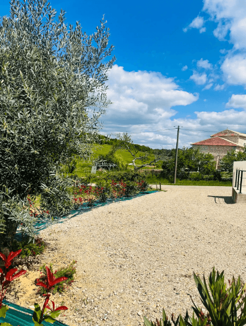 La Chaume 2 Esclottes Pin parking