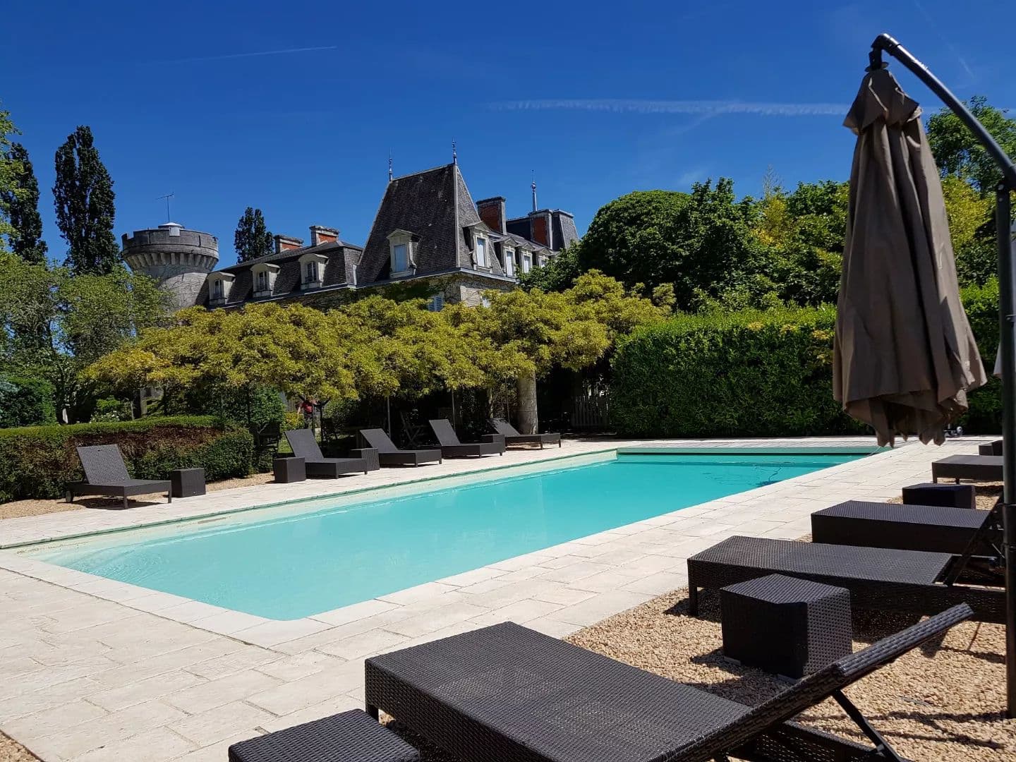 chateau-de-lalande-perigord-piscine-chateau
