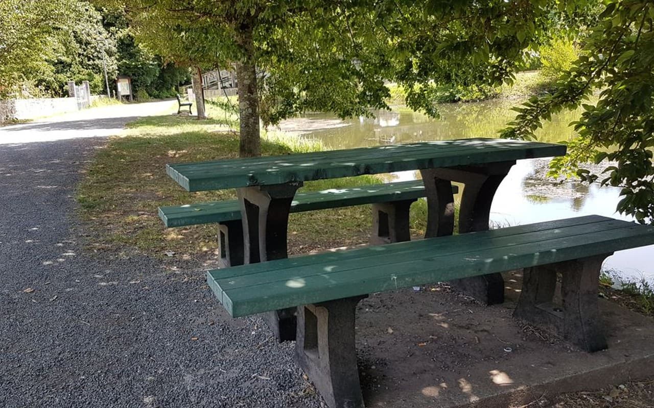 Lalinde - Table de pique-nique bord de l'eau bassin canal