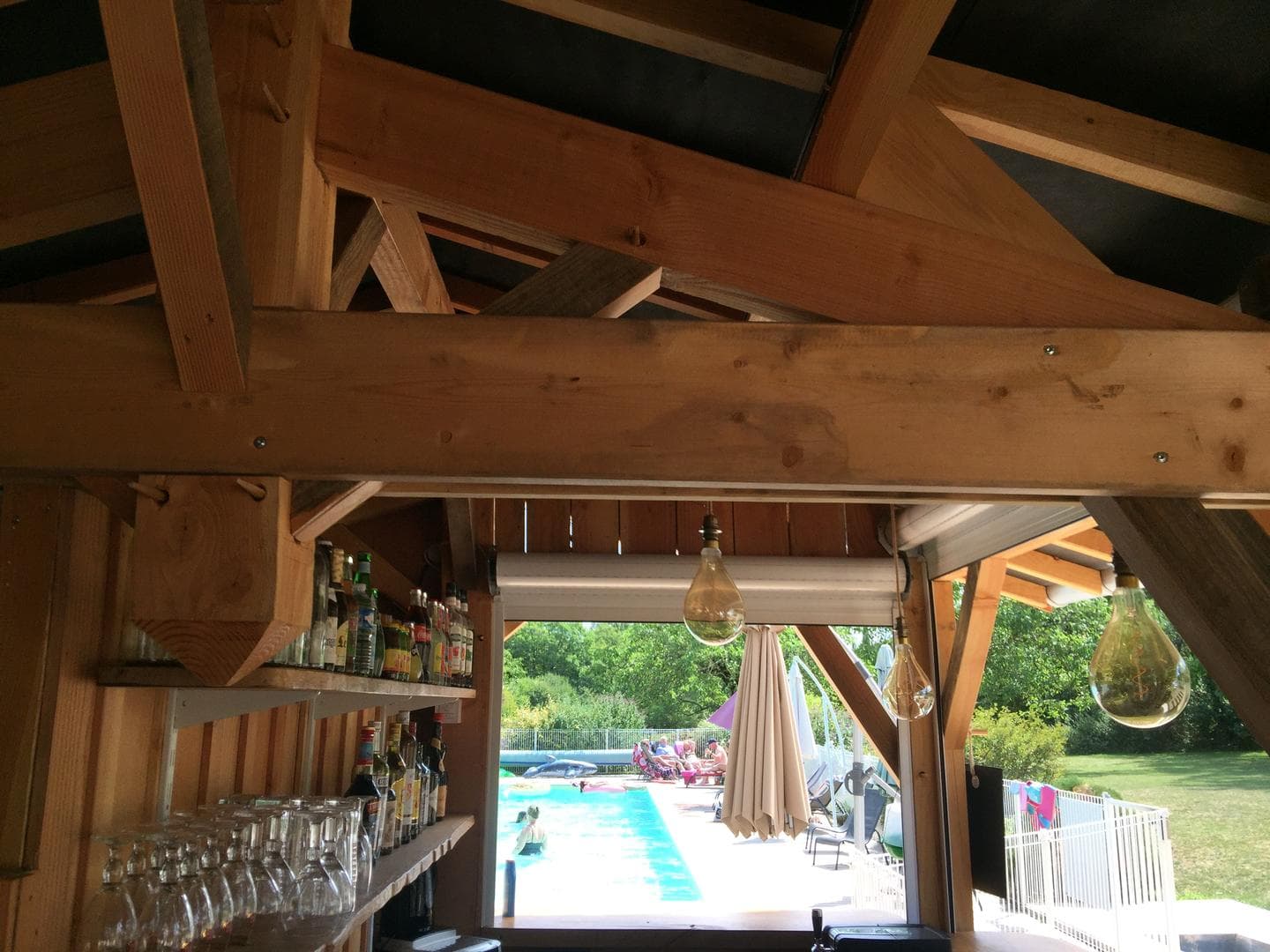 Le-domaine-des-crouquets--bar-vue-piscine
