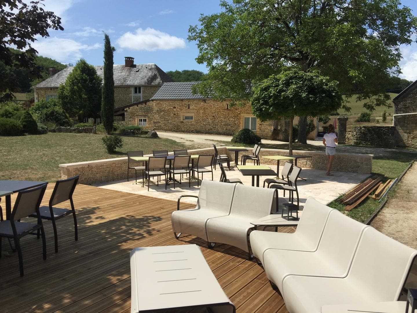 Le-domaine-des-crouquets--terrasse-exterieure-2