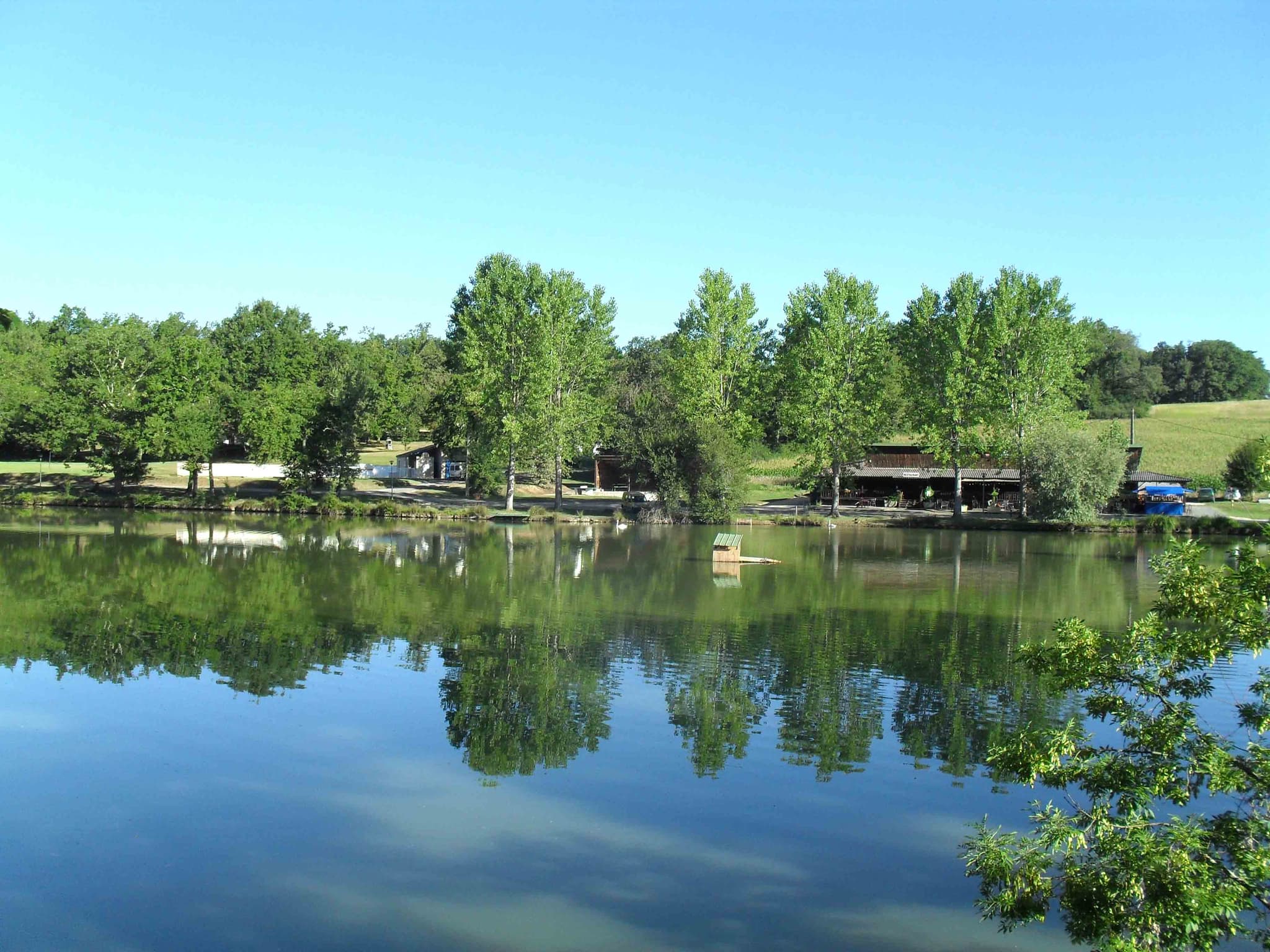 Le lac vue depuis le camping