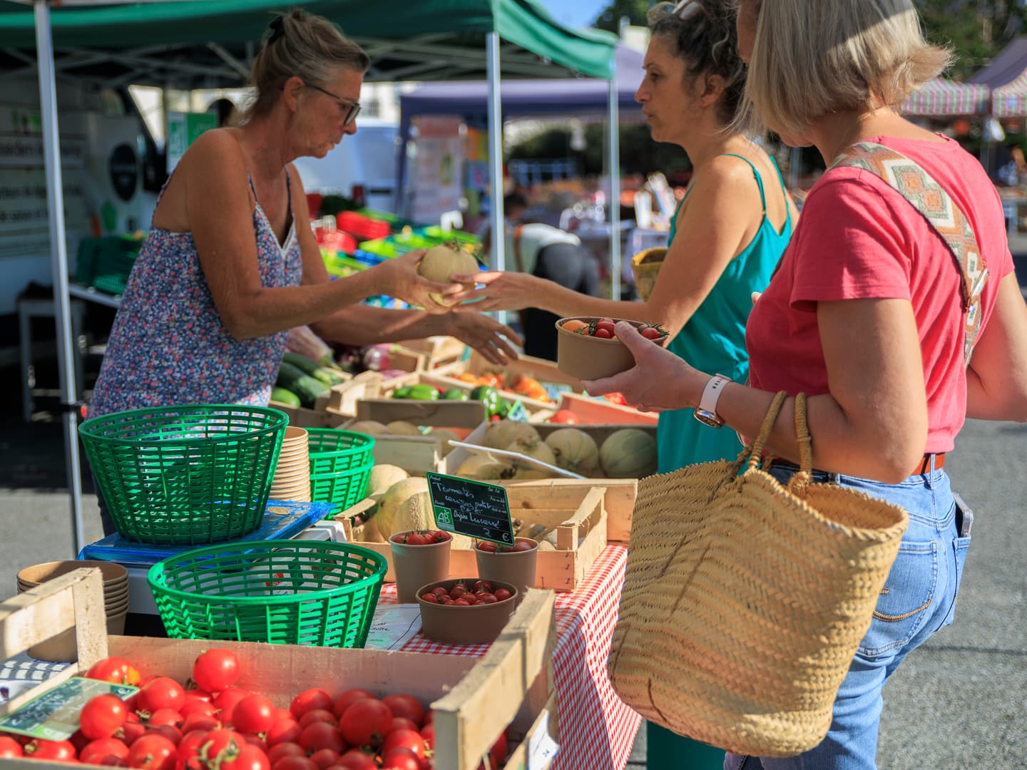 Pontacq marché et stand tourisme et loisirs coteaux Béarn Madiran 23 mai 2026