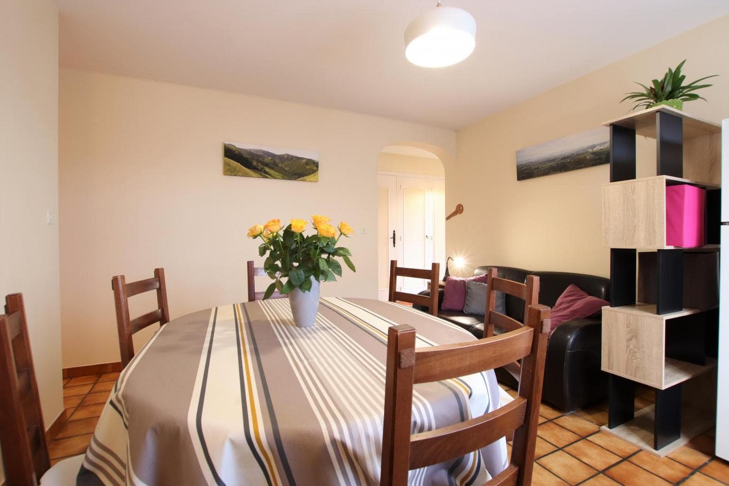 Location Irigoyen salle a manger bis-St Jean Pied de Port
