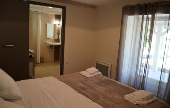 Lougratte-ferme-hermance-gite-Loukia-chambre-pouvant-accueillir-une-PMR--2-