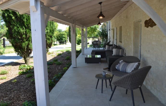Lougratte-ferme-hermance-gite-Loukia-terrasse-a-l-avant-du-gite--2-