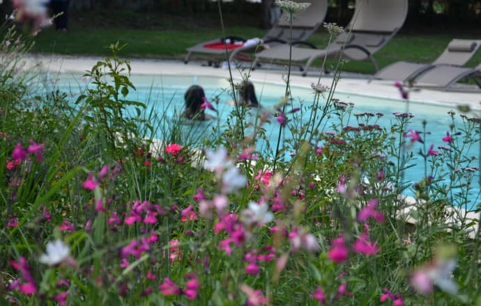 Lougratte-ferme-hermance-vue-piscine-2