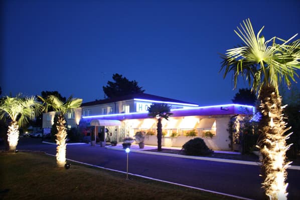 MARMANDE_LE CAPRICORNE-LE TRIANON_Façade nocturne