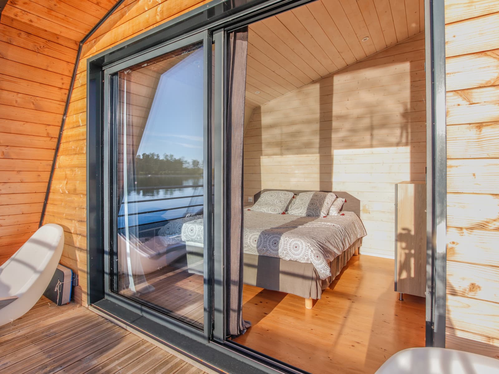 Maison Flottante la chambre depuis la terrasse