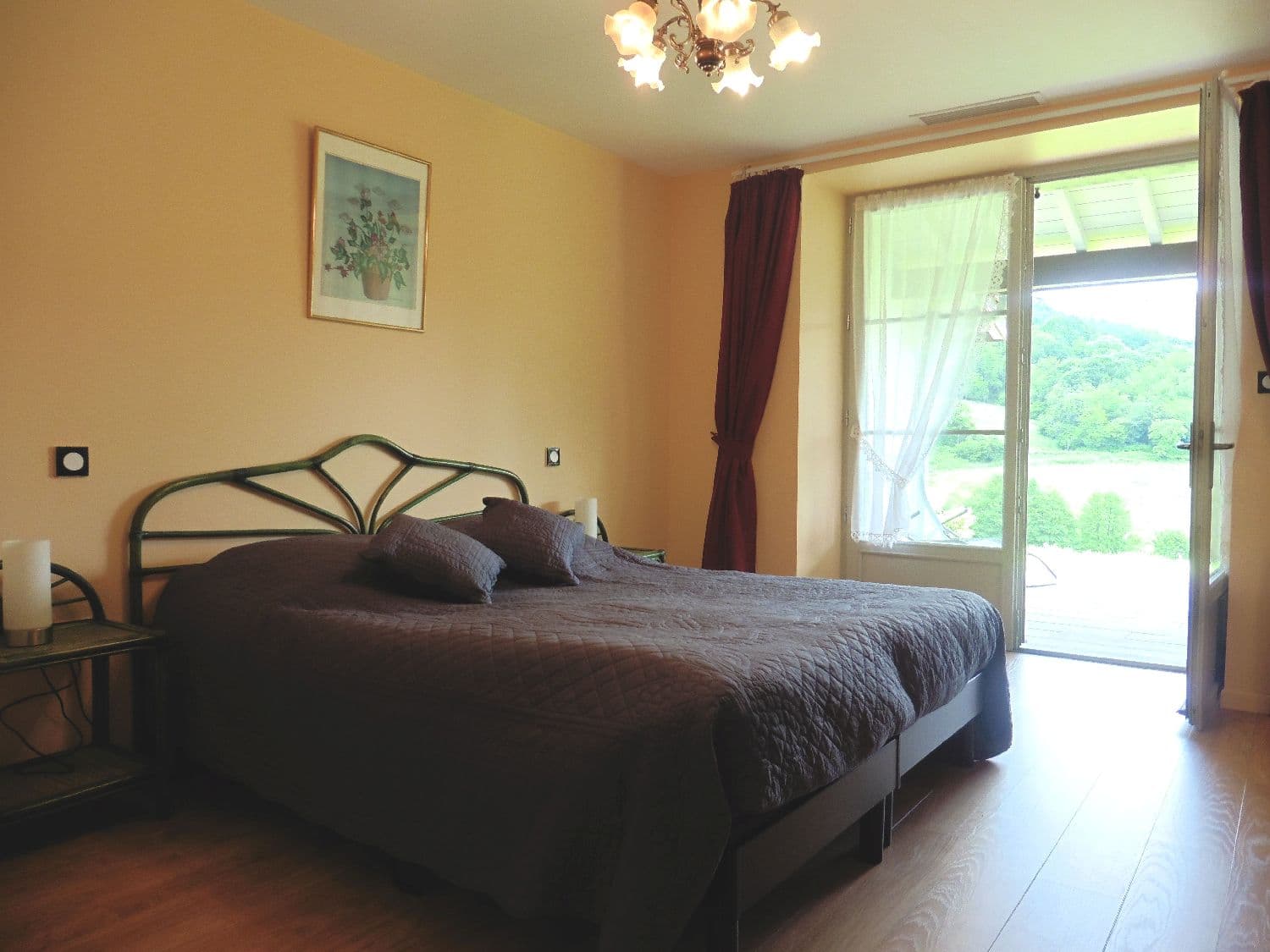 Maison Lacroix - chambre lit double marron - St Jean Le Vieux
