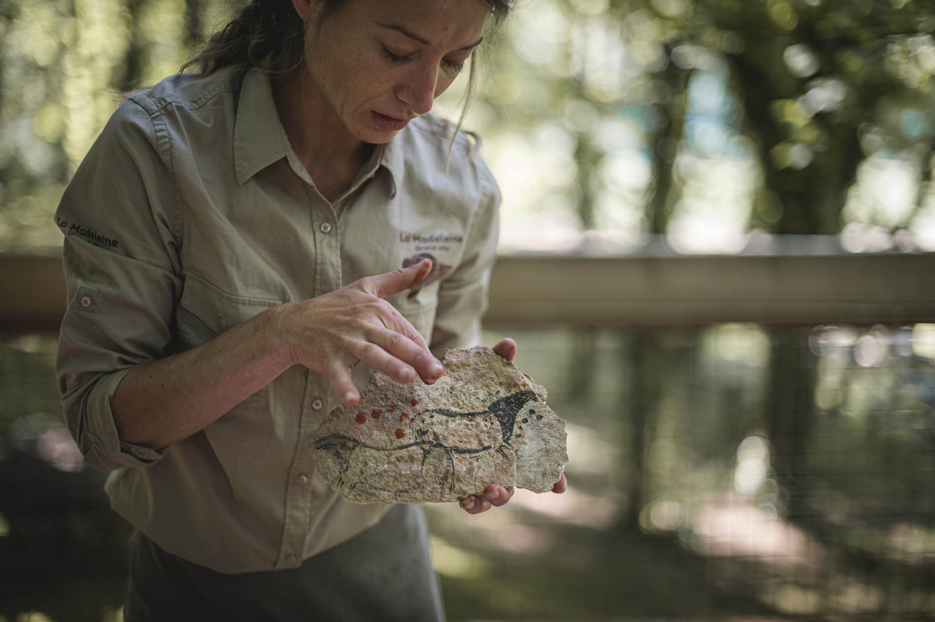 Marie guide du village et artiste prehistorique