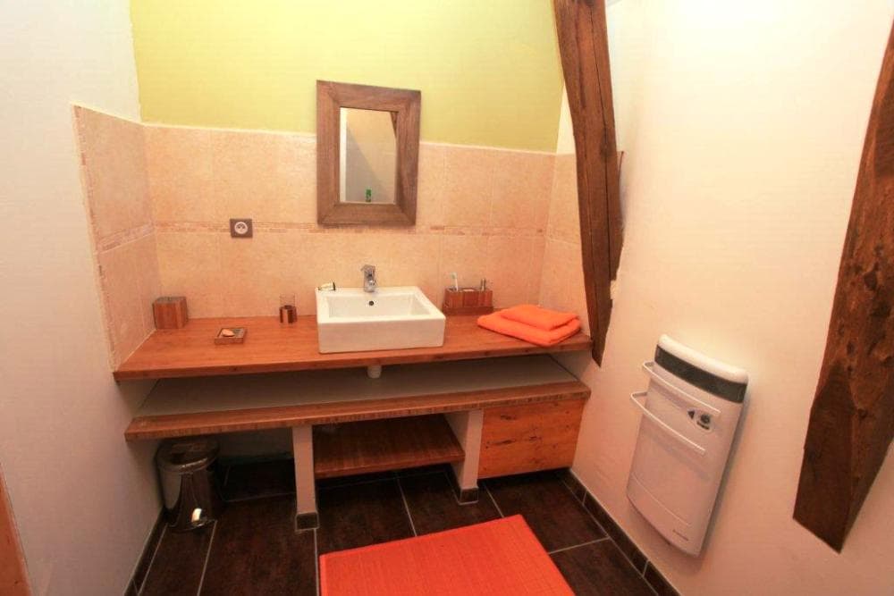 MeubléDUVINAGE-LaChapelleStGeraud_sdbChambre3_17