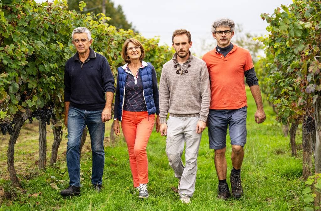 Moulin Caresse_famille dans rang de vigne