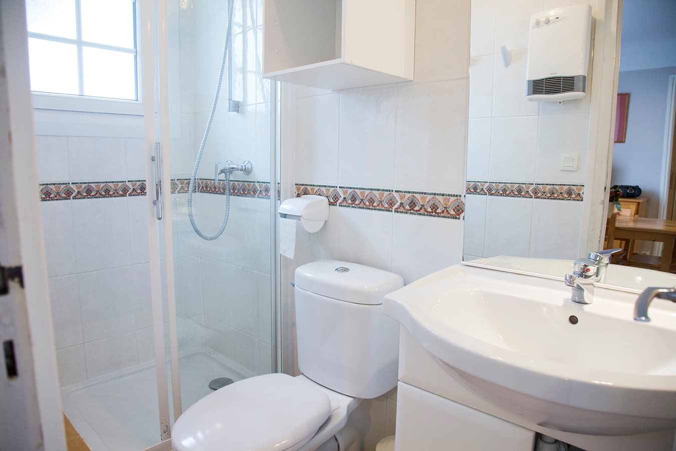 Pays Basque Hendaye Plage T2 appartement 2 à 4 personnes locations de vacances bord de mer Lidwine Goélands salle de douche Hendaye Tourisme